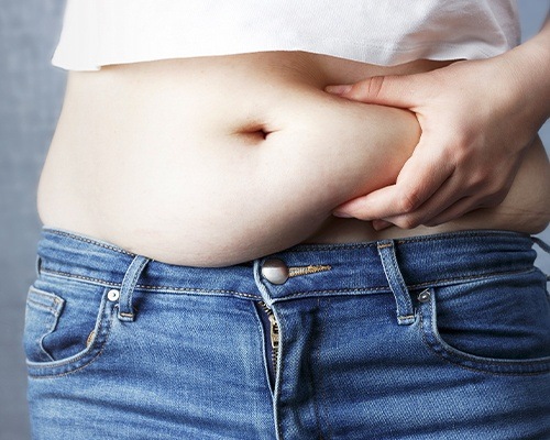 woman pinching bellyfat