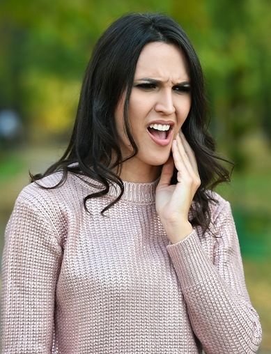 woman with severe jaw pain